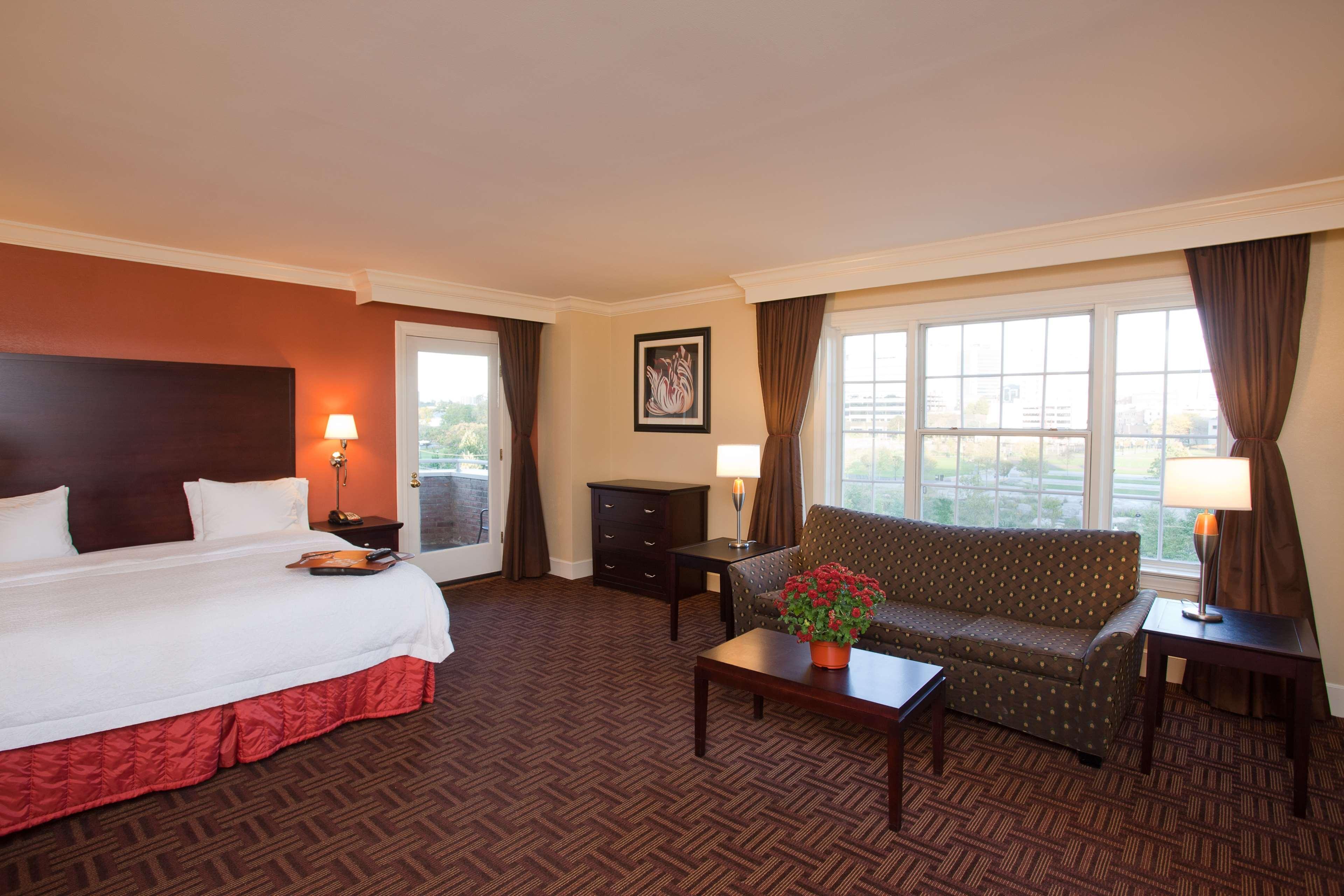 Hampton Inn & Suites Stamford Exterior photo