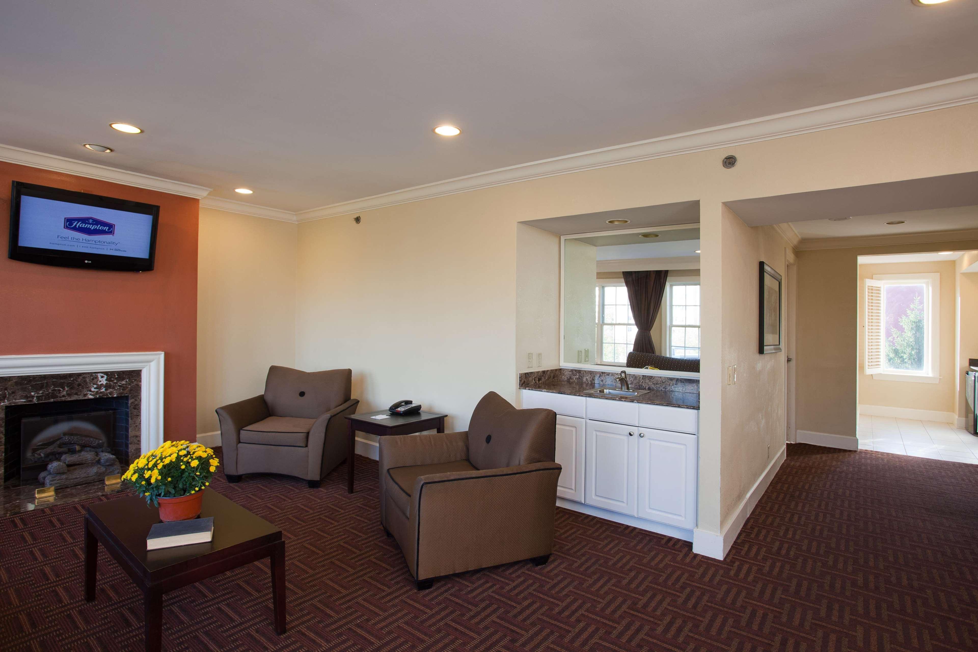 Hampton Inn & Suites Stamford Exterior photo